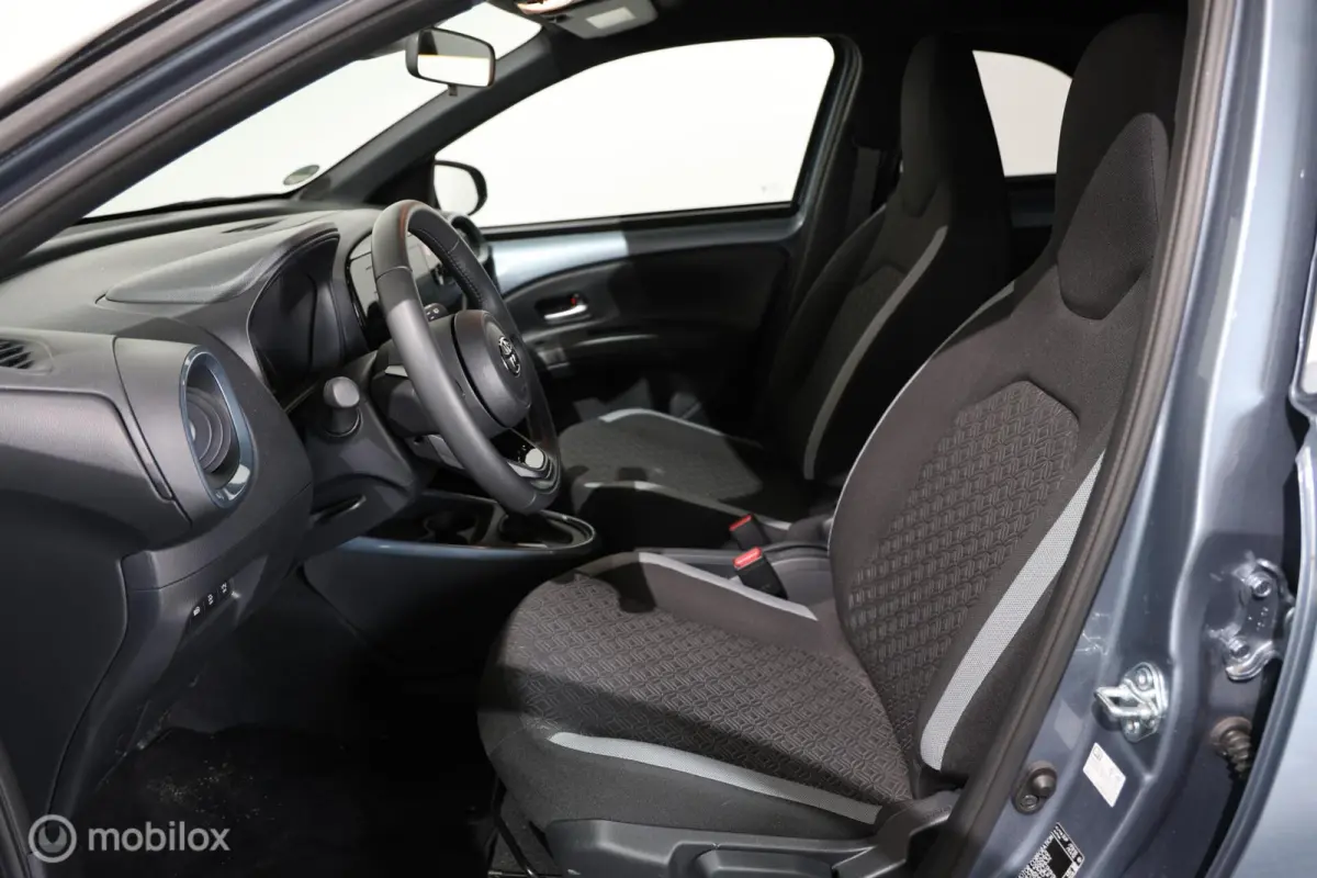 1.0 VVT-i S-CVT Play - Stoelverwarming - Carplay - Camera