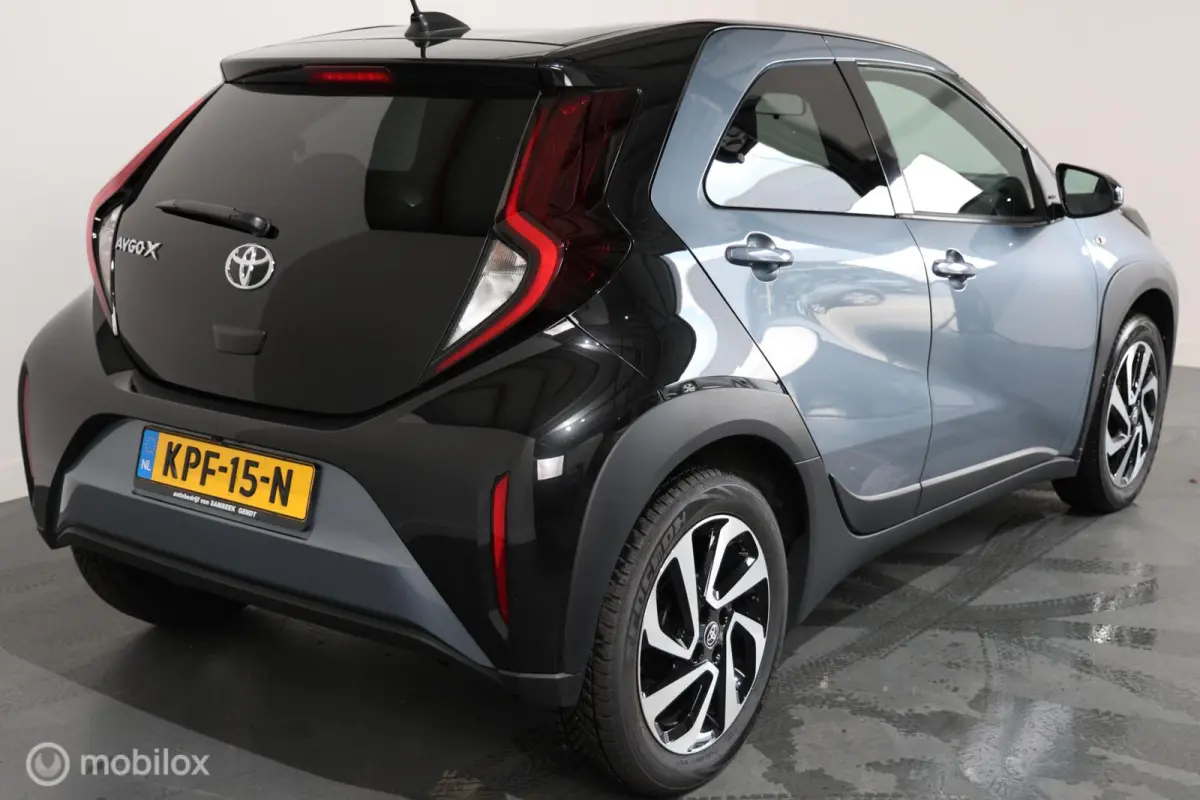 1.0 VVT-i S-CVT Play - Stoelverwarming - Carplay - Camera