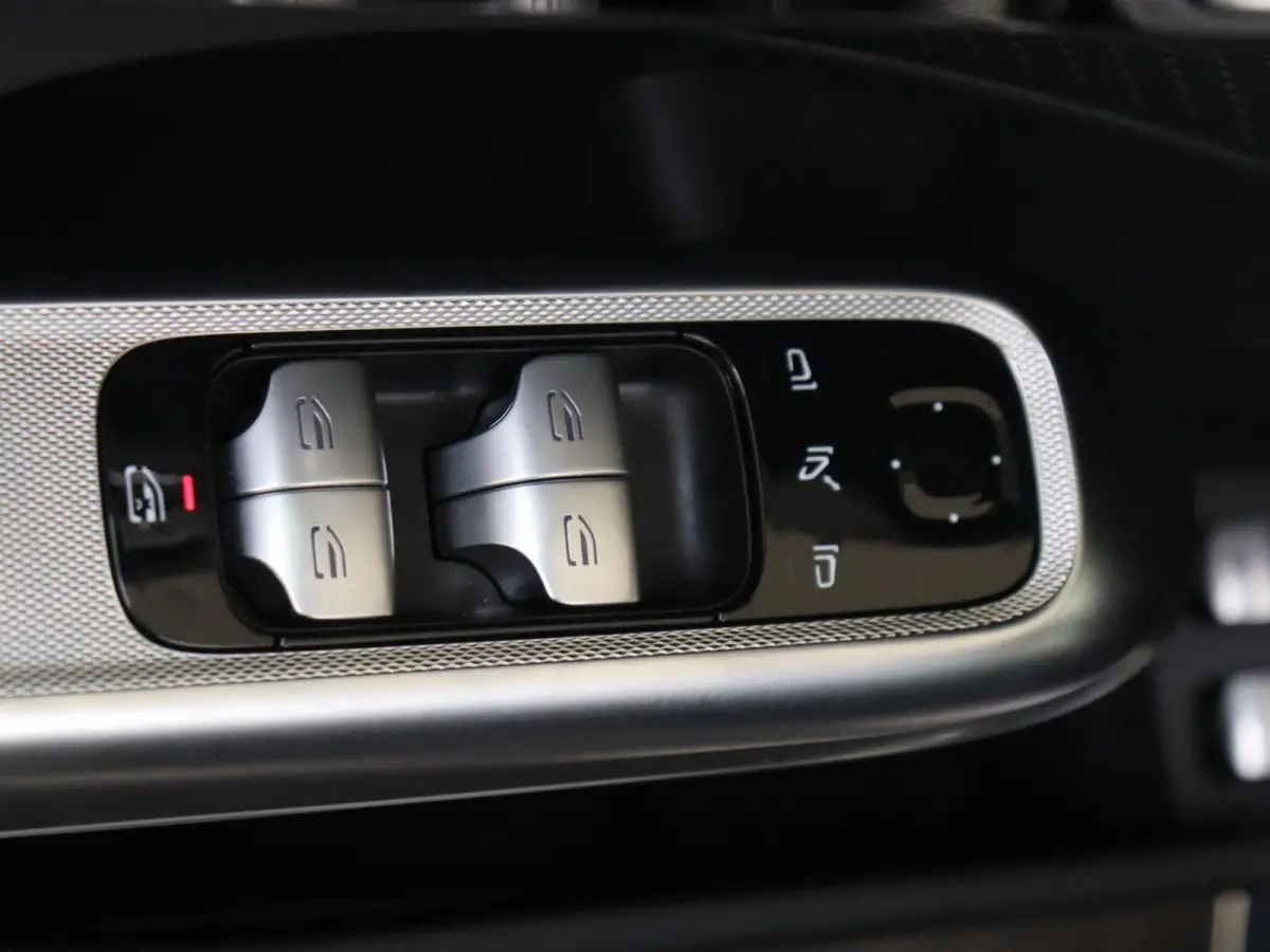 300 e Sport Edition / Panoramadak/ SUPERSCREEN/ Leder/ Stoelverwarming- & Ventilatie