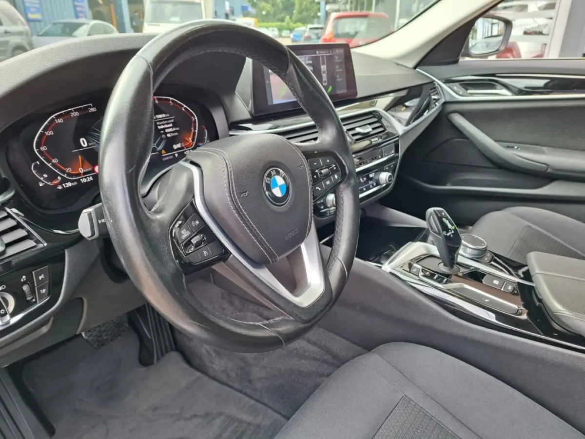 520I AUTOMAAT 184PK EXECUTIVE EDITION NAVI LMV PDC-CAMERA