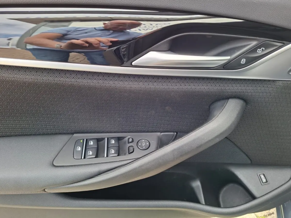 520I AUTOMAAT 184PK EXECUTIVE EDITION NAVI LMV PDC-CAMERA