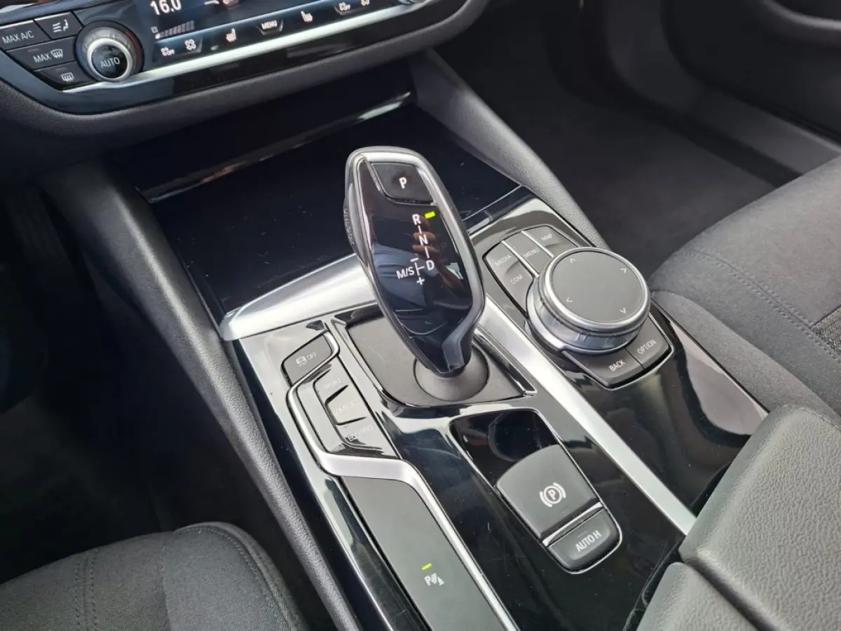 520I AUTOMAAT 184PK EXECUTIVE EDITION NAVI LMV PDC-CAMERA