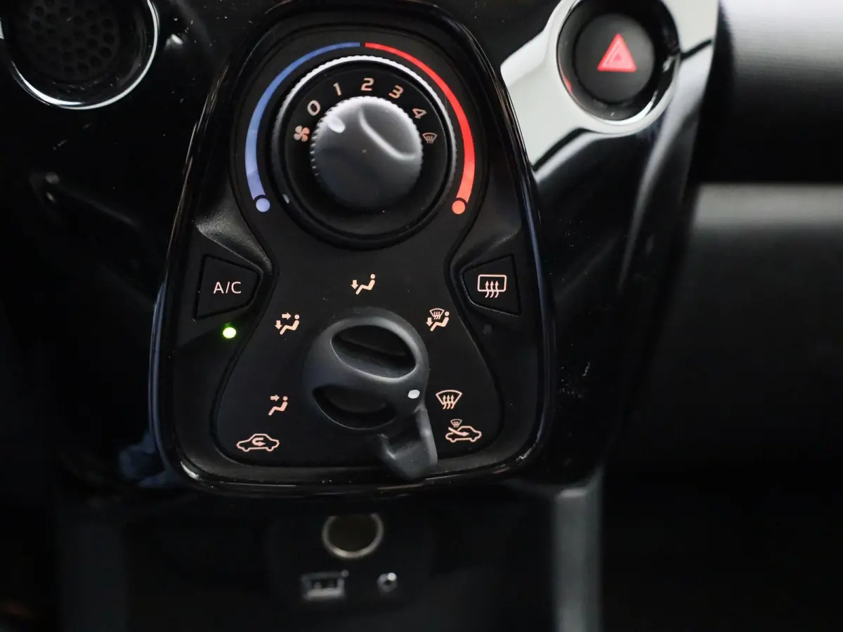 1.0 VTi Feel | AIRCO | BLUETOOTH | 5-DEURS | MULTIFUNCTIONEEL STUURWIEL |