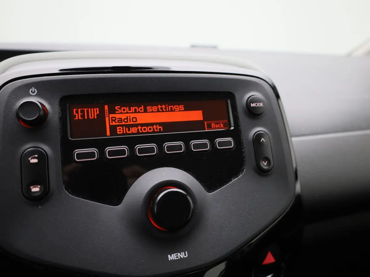 1.0 VTi Feel | AIRCO | BLUETOOTH | 5-DEURS | MULTIFUNCTIONEEL STUURWIEL |