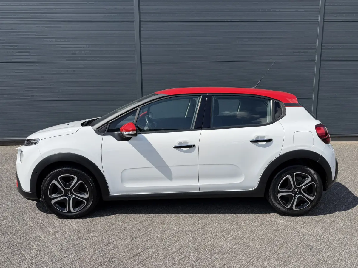 82pk Shine (Camera - Keyless Entry - Dodehoek detectie - Automatische Airco - Navigatie - Apple Carplay - DAB)
