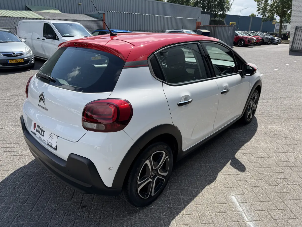82pk Shine (Camera - Keyless Entry - Dodehoek detectie - Automatische Airco - Navigatie - Apple Carplay - DAB)