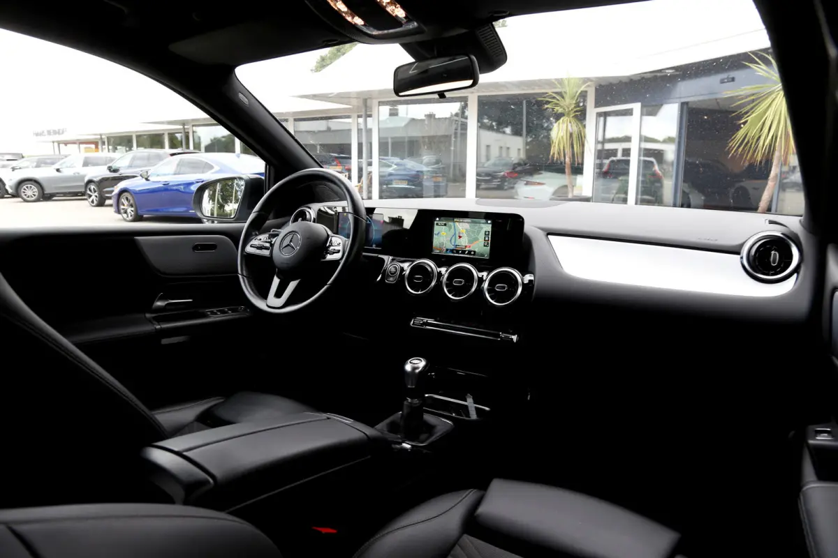 180 Premium*Perfect Onderh.*Elek. Trekhaak/Half Leder/Stoelverw./DAB/Navi/Apple Carplay-Android/Cruise-Control/Rijstrook/Parkeersens.V+A/16 inch LM*