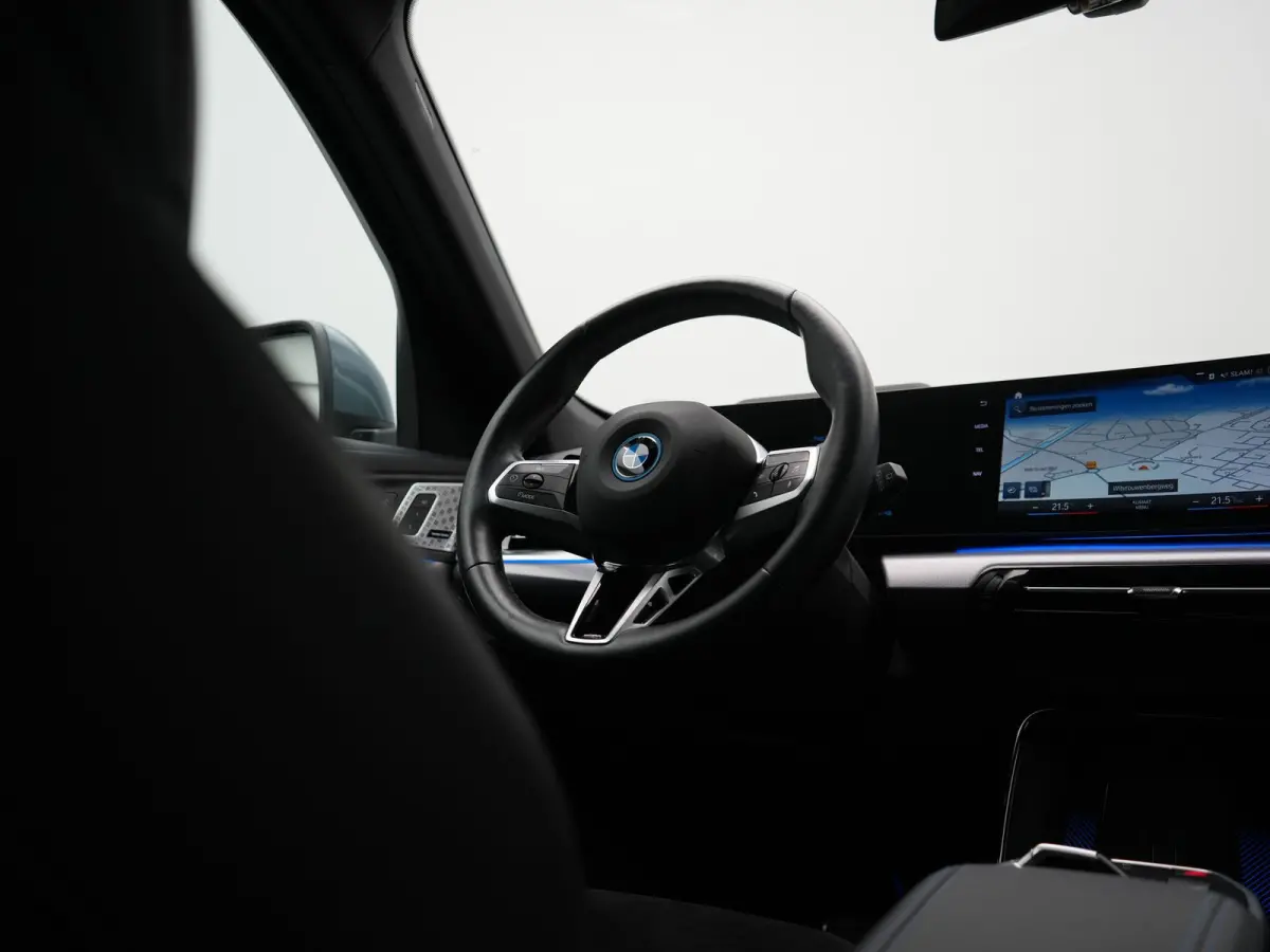 xDrive30e M Sport PHEV 326pk Dealer O.H. | Trekhaak Af Fabriek | Adaptive Cruise | Head Up | Harman / Kardon | 360 Camera | Alcantara Sportstoelen Memory & Verwarmd | Adaptief Onderstel | Sf