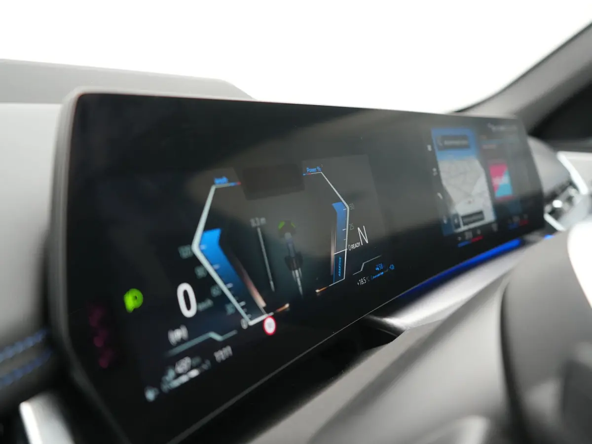 xDrive30e M Sport PHEV 326pk Dealer O.H. | Trekhaak Af Fabriek | Adaptive Cruise | Head Up | Harman / Kardon | 360 Camera | Alcantara Sportstoelen Memory & Verwarmd | Adaptief Onderstel | Sf