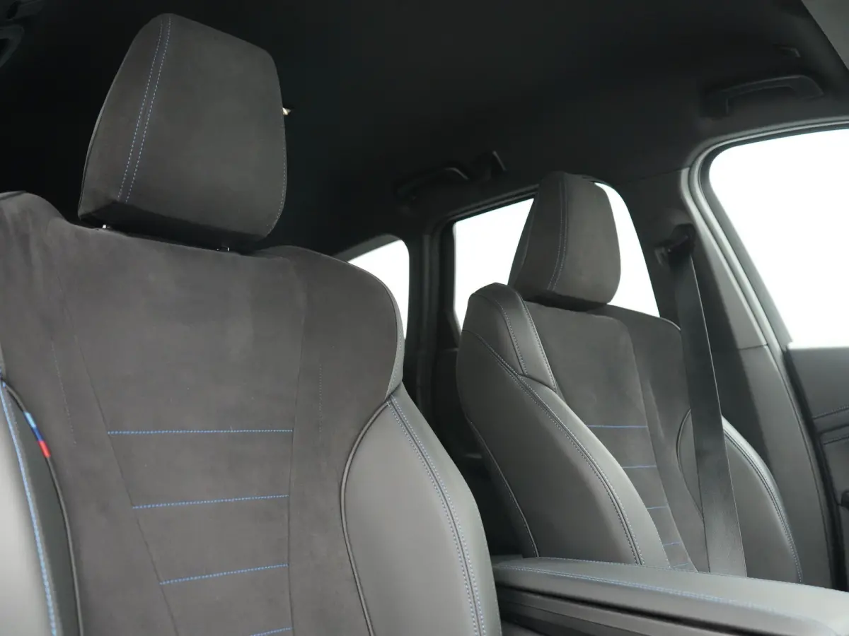 xDrive30e M Sport PHEV 326pk Dealer O.H. | Trekhaak Af Fabriek | Adaptive Cruise | Head Up | Harman / Kardon | 360 Camera | Alcantara Sportstoelen Memory & Verwarmd | Adaptief Onderstel | Sf