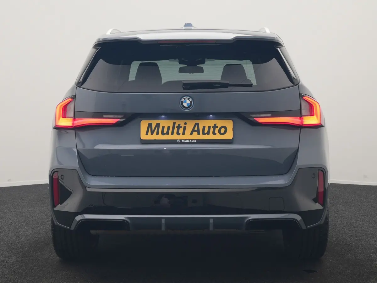 xDrive30e M Sport PHEV 326pk Dealer O.H. | Trekhaak Af Fabriek | Adaptive Cruise | Head Up | Harman / Kardon | 360 Camera | Alcantara Sportstoelen Memory & Verwarmd | Adaptief Onderstel | Sf
