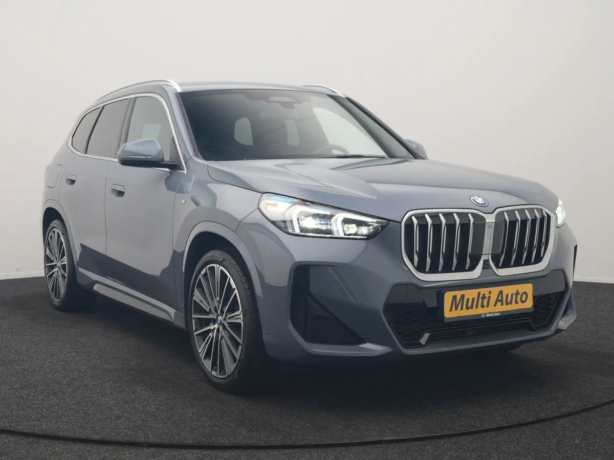 xDrive30e M Sport PHEV 326pk Dealer O.H. | Trekhaak Af Fabriek | Adaptive Cruise | Head Up | Harman / Kardon | 360 Camera | Alcantara Sportstoelen Memory & Verwarmd | Adaptief Onderstel | Sf