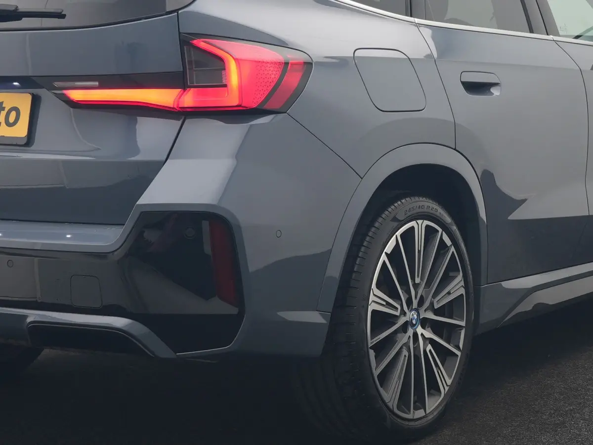 xDrive30e M Sport PHEV 326pk Dealer O.H. | Trekhaak Af Fabriek | Adaptive Cruise | Head Up | Harman / Kardon | 360 Camera | Alcantara Sportstoelen Memory & Verwarmd | Adaptief Onderstel | Sf