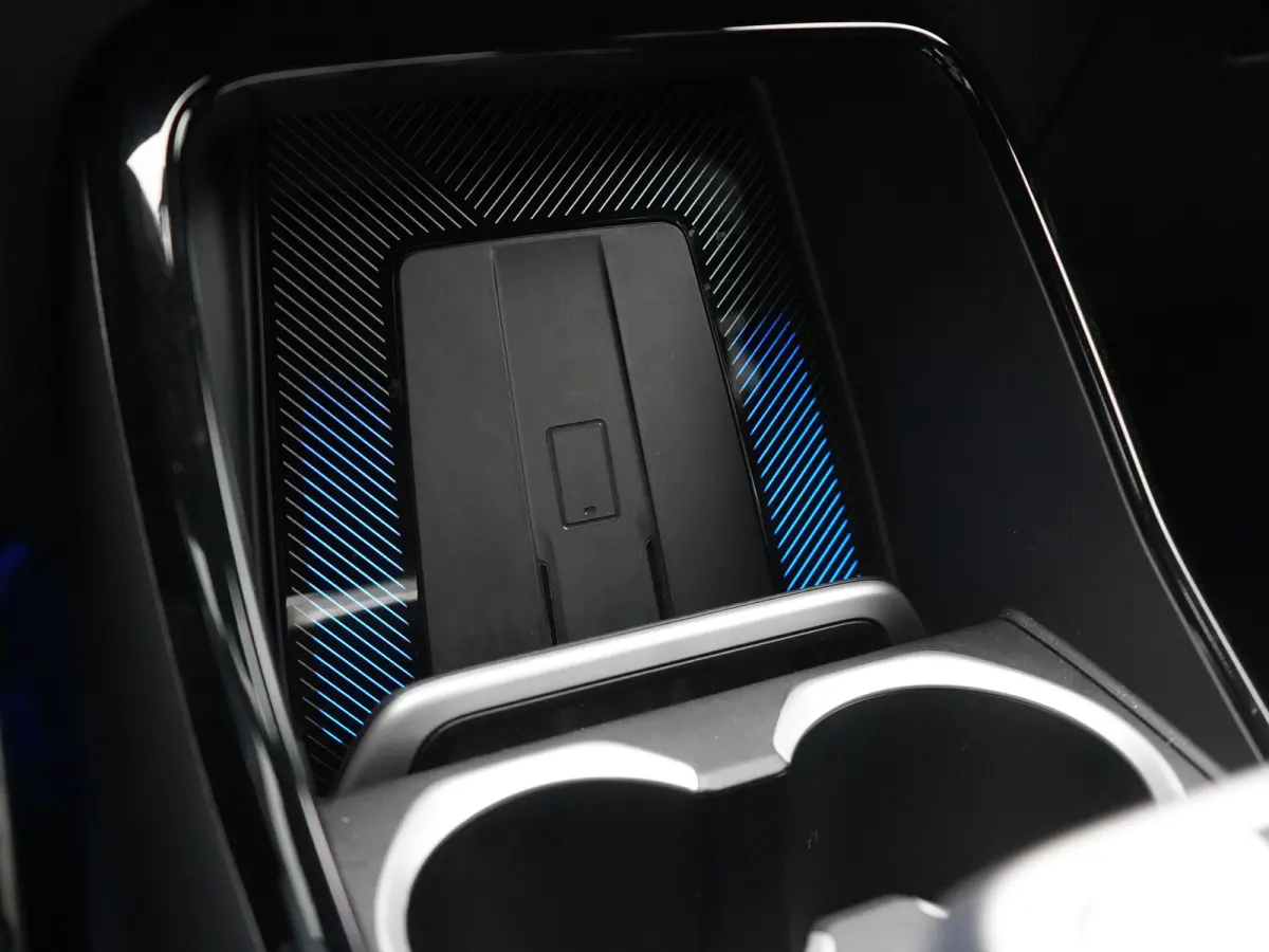 xDrive30e M Sport PHEV 326pk Dealer O.H. | Trekhaak Af Fabriek | Adaptive Cruise | Head Up | Harman / Kardon | 360 Camera | Alcantara Sportstoelen Memory & Verwarmd | Adaptief Onderstel | Sf