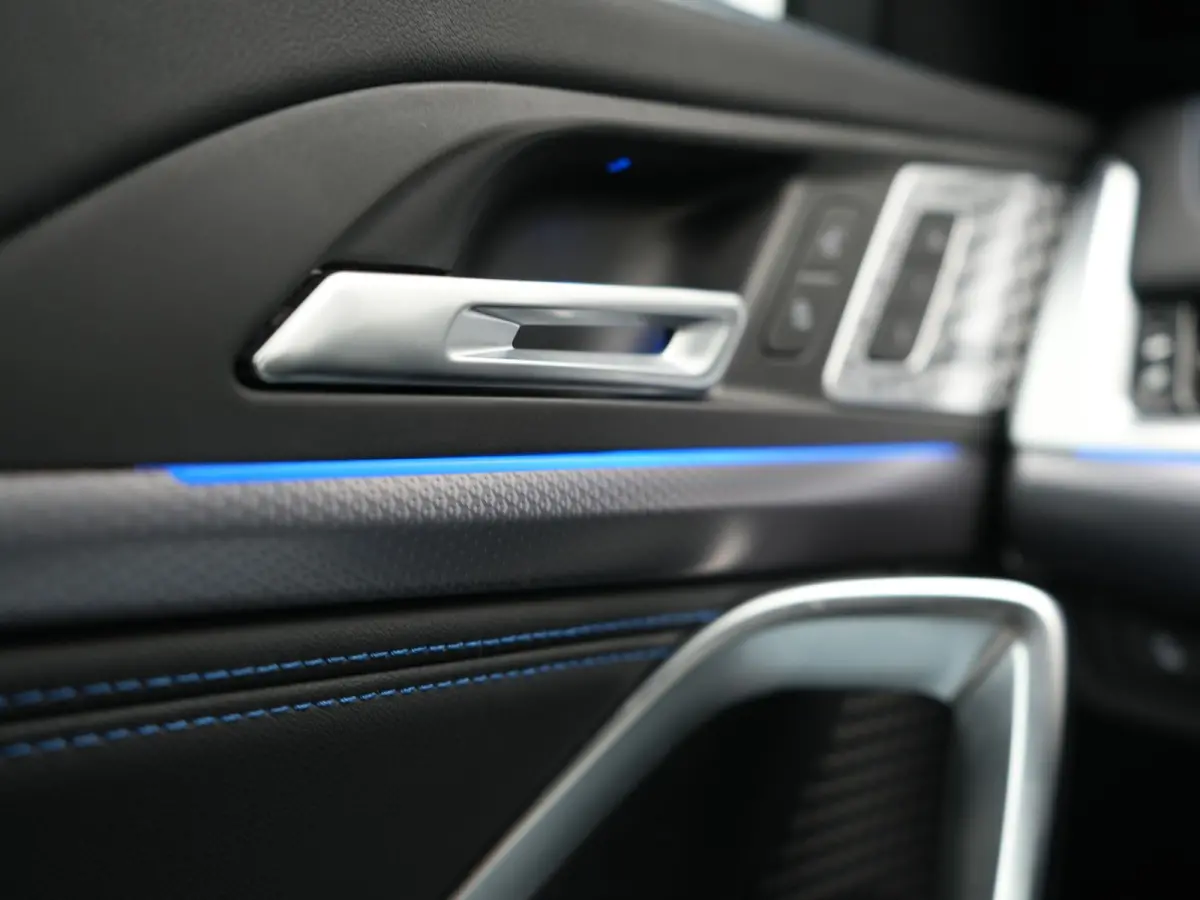xDrive30e M Sport PHEV 326pk Dealer O.H. | Trekhaak Af Fabriek | Adaptive Cruise | Head Up | Harman / Kardon | 360 Camera | Alcantara Sportstoelen Memory & Verwarmd | Adaptief Onderstel | Sf