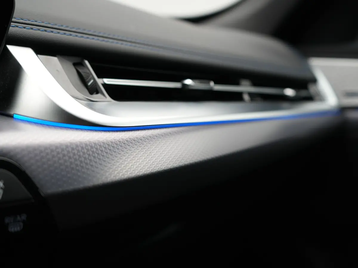 xDrive30e M Sport PHEV 326pk Dealer O.H. | Trekhaak Af Fabriek | Adaptive Cruise | Head Up | Harman / Kardon | 360 Camera | Alcantara Sportstoelen Memory & Verwarmd | Adaptief Onderstel | Sf