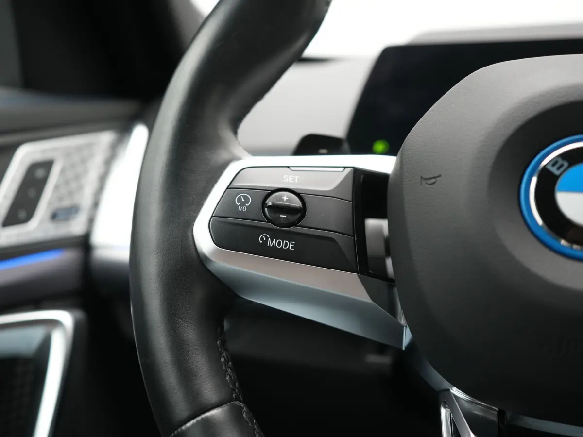 xDrive30e M Sport PHEV 326pk Dealer O.H. | Trekhaak Af Fabriek | Adaptive Cruise | Head Up | Harman / Kardon | 360 Camera | Alcantara Sportstoelen Memory & Verwarmd | Adaptief Onderstel | Sf