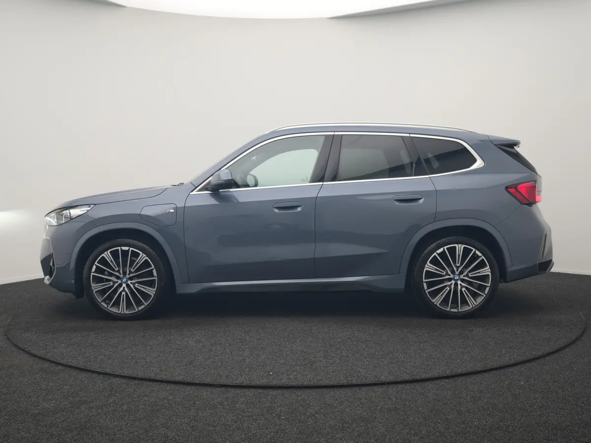 xDrive30e M Sport PHEV 326pk Dealer O.H. | Trekhaak Af Fabriek | Adaptive Cruise | Head Up | Harman / Kardon | 360 Camera | Alcantara Sportstoelen Memory & Verwarmd | Adaptief Onderstel | Sf