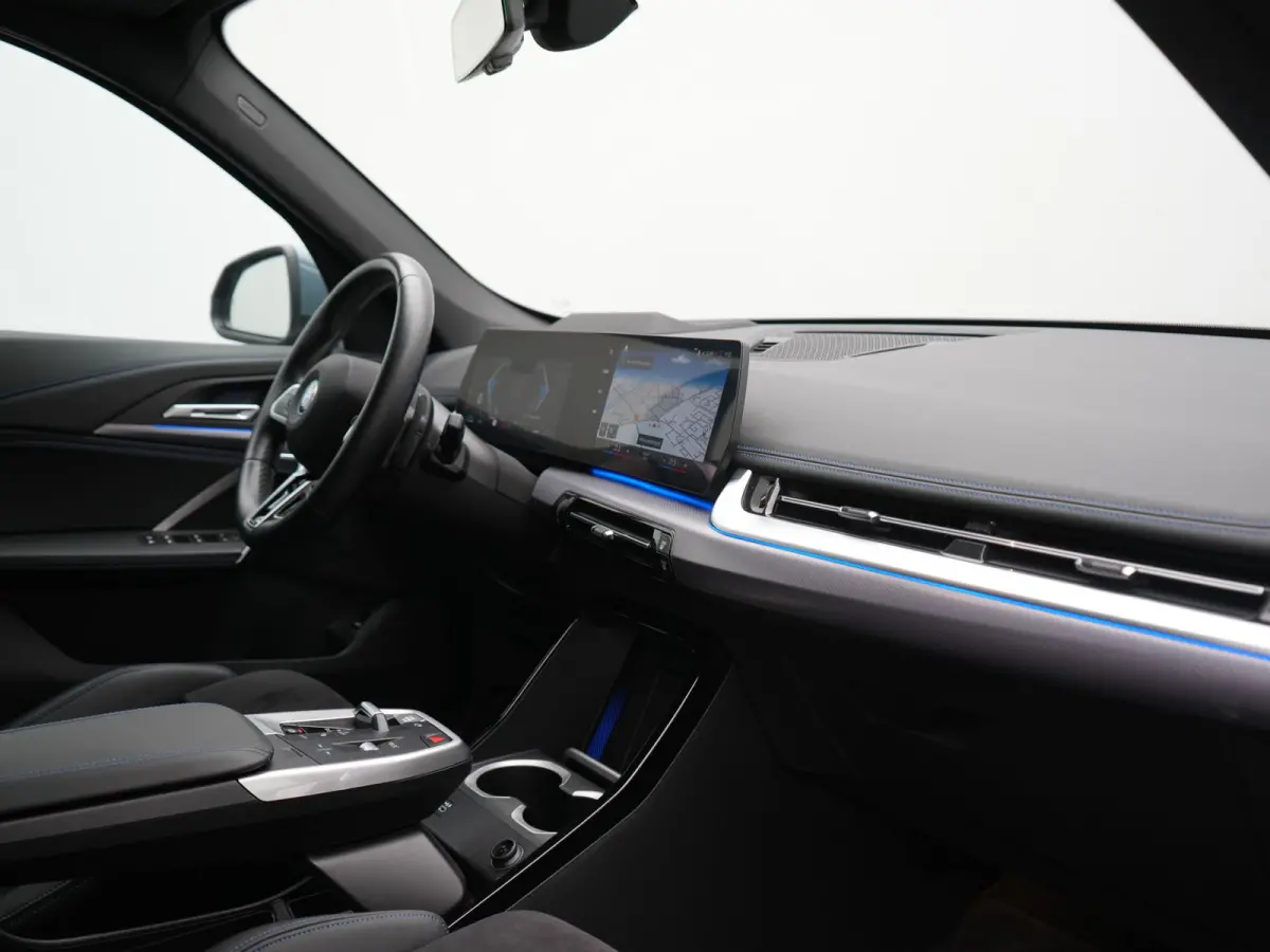 xDrive30e M Sport PHEV 326pk Dealer O.H. | Trekhaak Af Fabriek | Adaptive Cruise | Head Up | Harman / Kardon | 360 Camera | Alcantara Sportstoelen Memory & Verwarmd | Adaptief Onderstel | Sf