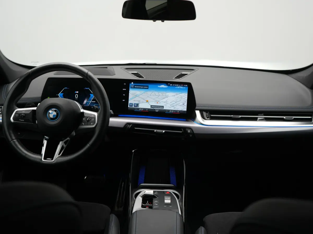 xDrive30e M Sport PHEV 326pk Dealer O.H. | Trekhaak Af Fabriek | Adaptive Cruise | Head Up | Harman / Kardon | 360 Camera | Alcantara Sportstoelen Memory & Verwarmd | Adaptief Onderstel | Sf