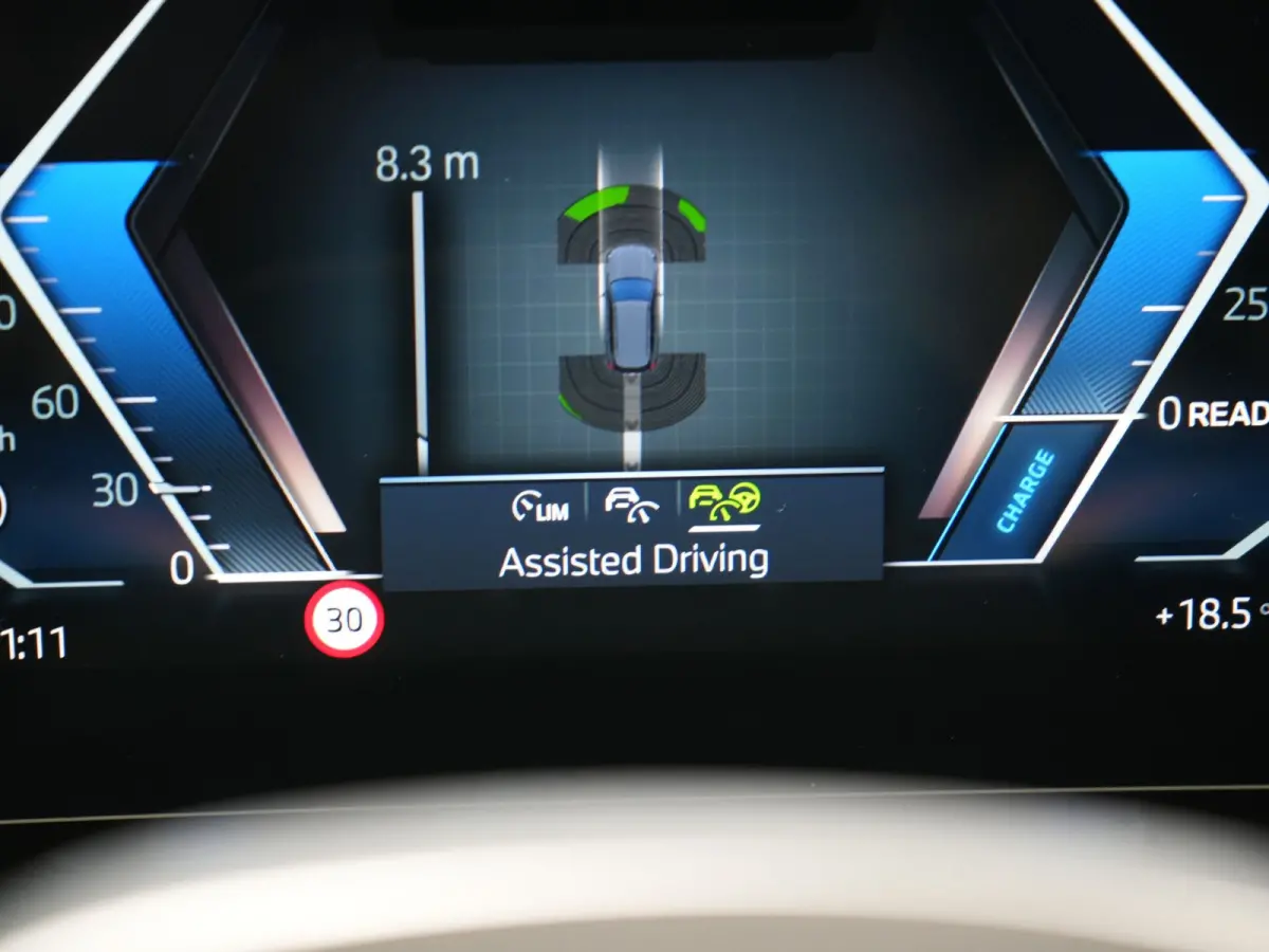 xDrive30e M Sport PHEV 326pk Dealer O.H. | Trekhaak Af Fabriek | Adaptive Cruise | Head Up | Harman / Kardon | 360 Camera | Alcantara Sportstoelen Memory & Verwarmd | Adaptief Onderstel | Sf