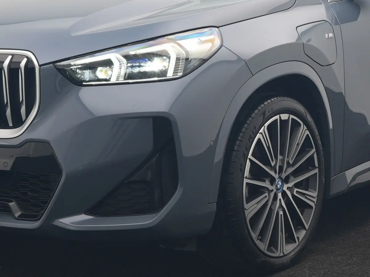 xDrive30e M Sport PHEV 326pk Dealer O.H. | Trekhaak Af Fabriek | Adaptive Cruise | Head Up | Harman / Kardon | 360 Camera | Alcantara Sportstoelen Memory & Verwarmd | Adaptief Onderstel | Sf