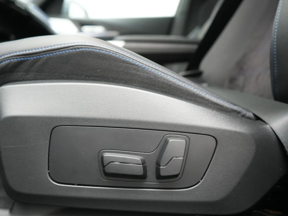 xDrive30e M Sport PHEV 326pk Dealer O.H. | Trekhaak Af Fabriek | Adaptive Cruise | Head Up | Harman / Kardon | 360 Camera | Alcantara Sportstoelen Memory & Verwarmd | Adaptief Onderstel | Sf
