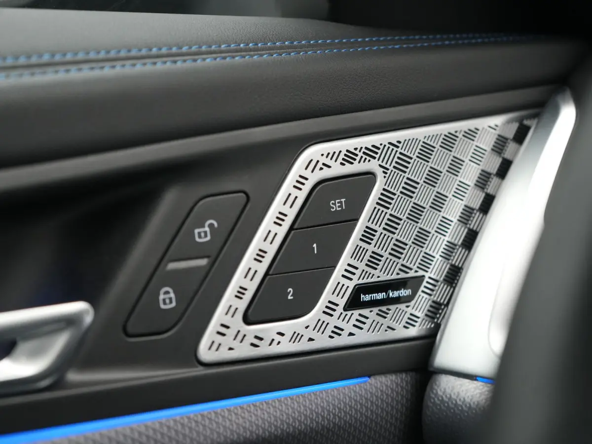 xDrive30e M Sport PHEV 326pk Dealer O.H. | Trekhaak Af Fabriek | Adaptive Cruise | Head Up | Harman / Kardon | 360 Camera | Alcantara Sportstoelen Memory & Verwarmd | Adaptief Onderstel | Sf