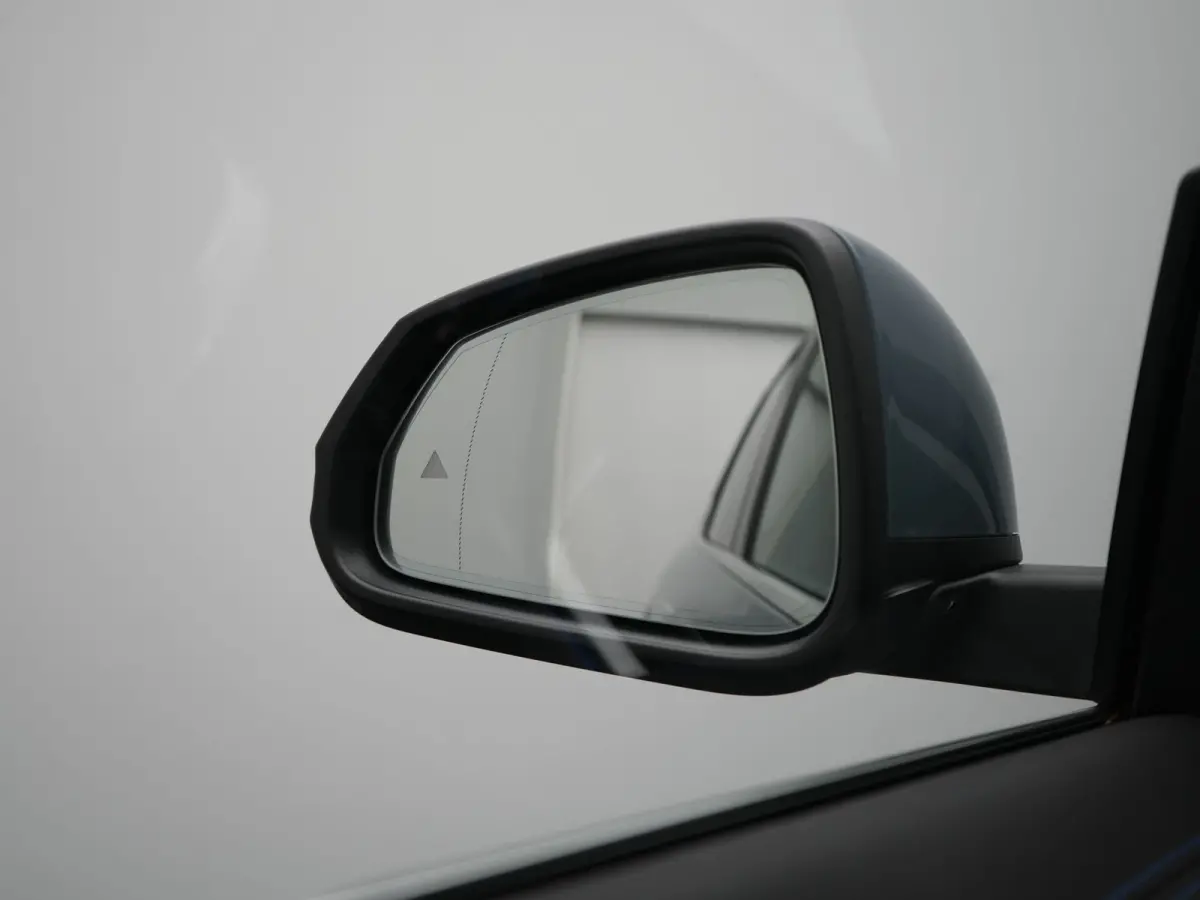 xDrive30e M Sport PHEV 326pk Dealer O.H. | Trekhaak Af Fabriek | Adaptive Cruise | Head Up | Harman / Kardon | 360 Camera | Alcantara Sportstoelen Memory & Verwarmd | Adaptief Onderstel | Sf
