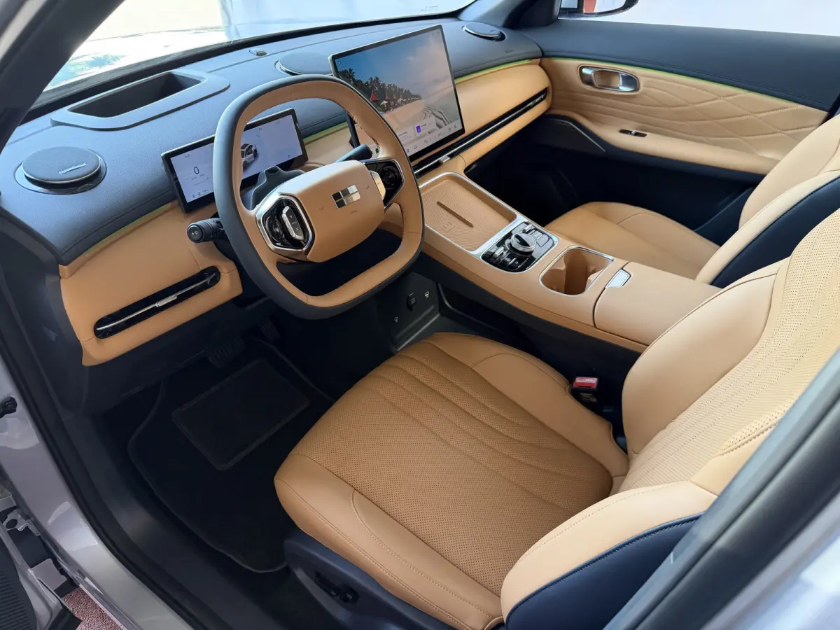 1.5 MAX+ PHEV LONG RANGE BRUIN LEER 29,8 KWH | 136km WLTP | PANORAMADAK | MASSAGE /STOEL/VERW/KOELING Geely Wijchen