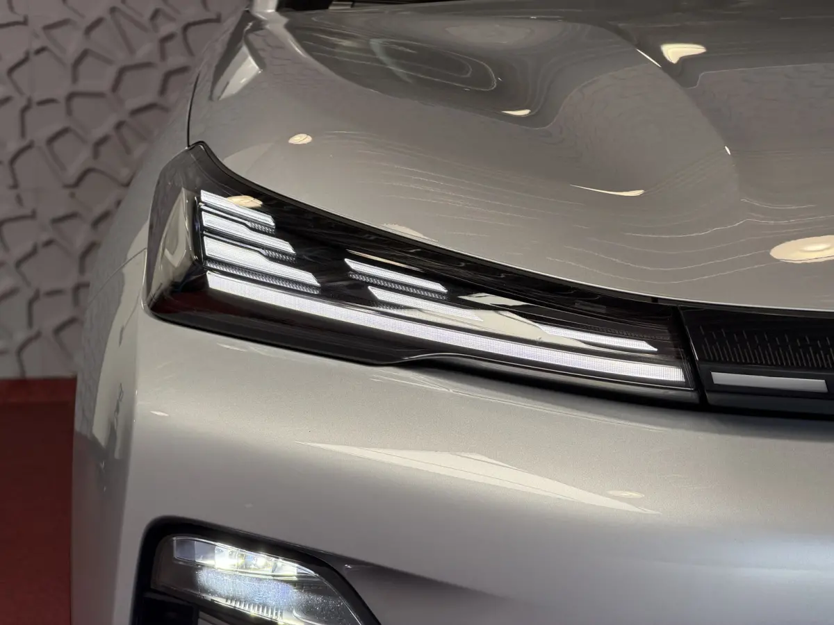 1.5 MAX+ PHEV LONG RANGE BRUIN LEER 29,8 KWH | 136km WLTP | PANORAMADAK | MASSAGE /STOEL/VERW/KOELING Geely Wijchen