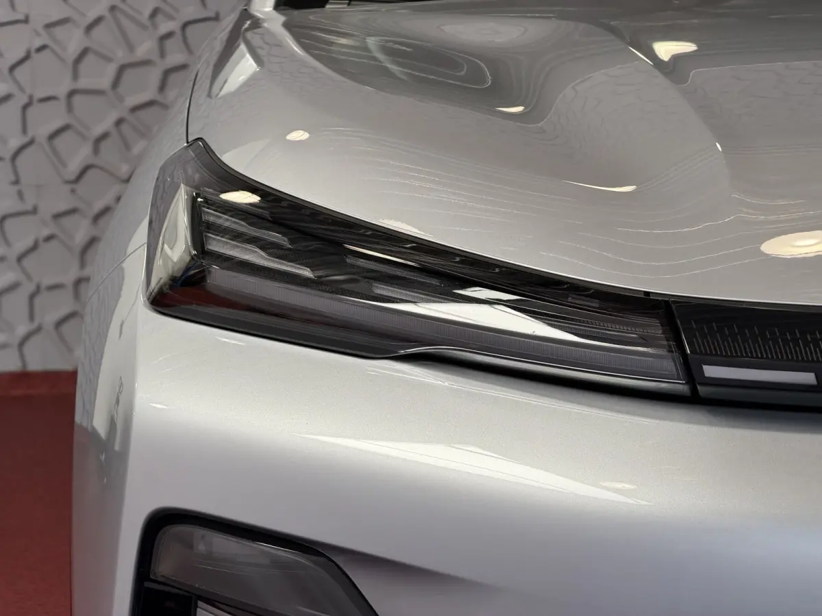1.5 MAX+ PHEV LONG RANGE BRUIN LEER 29,8 KWH | 136km WLTP | PANORAMADAK | MASSAGE /STOEL/VERW/KOELING Geely Wijchen