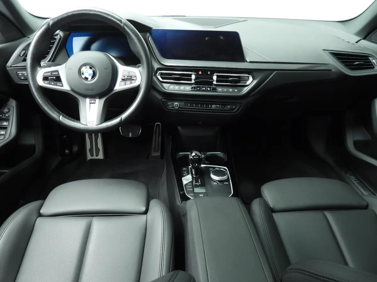 218i | M-Sportpakket | LED | HUD | Panoramadak | Sportstoelen | Stoelverwarming | DAB | Hifi speakers | Alu 18 inch