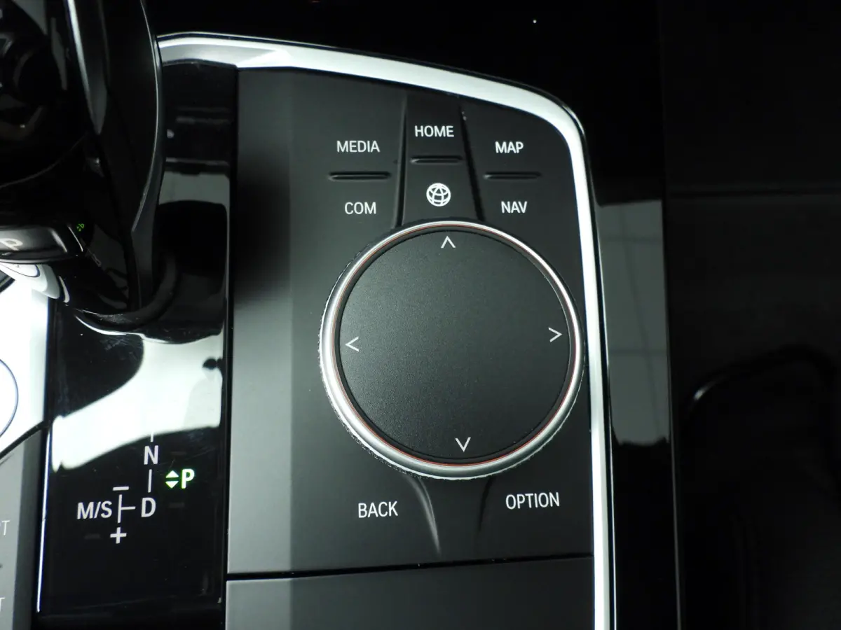218i | M-Sportpakket | LED | HUD | Panoramadak | Sportstoelen | Stoelverwarming | DAB | Hifi speakers | Alu 18 inch