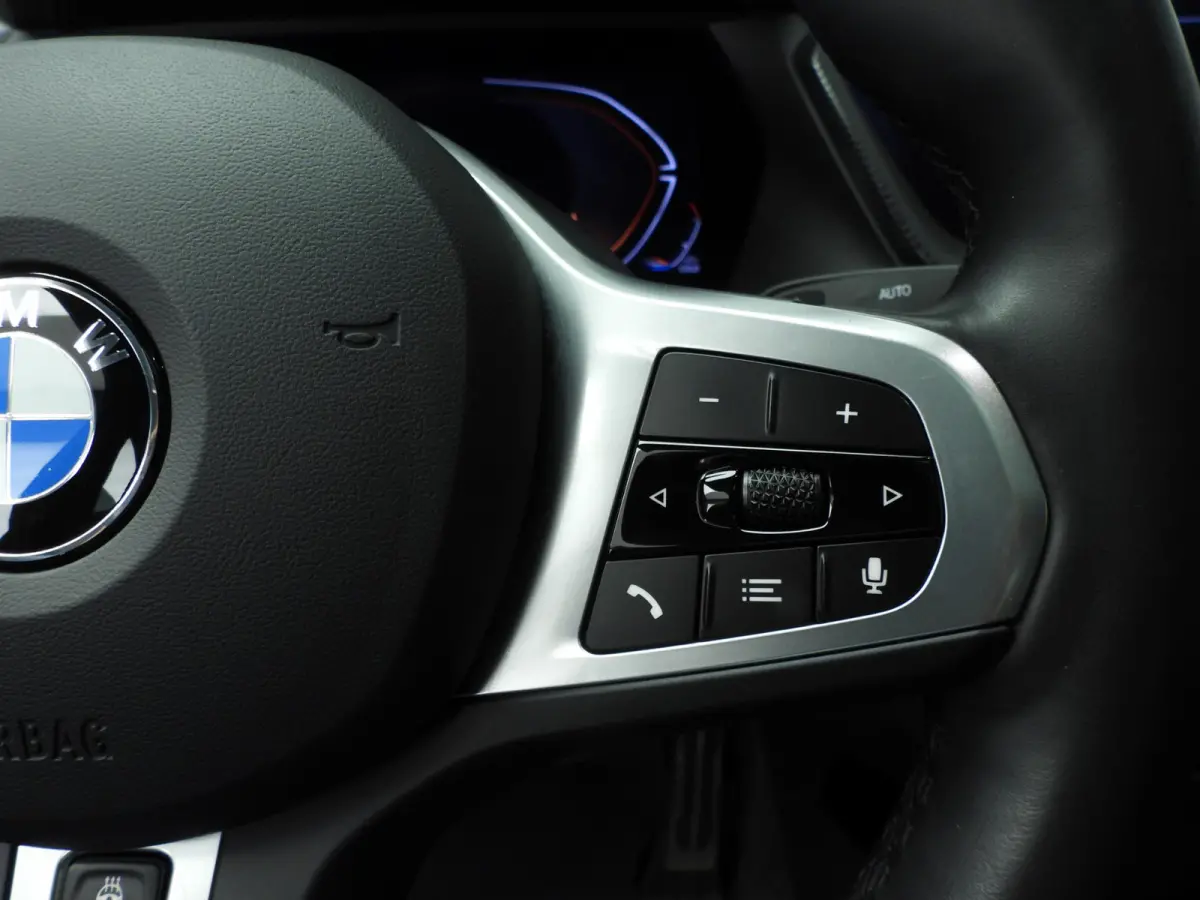 218i | M-Sportpakket | LED | HUD | Panoramadak | Sportstoelen | Stoelverwarming | DAB | Hifi speakers | Alu 18 inch