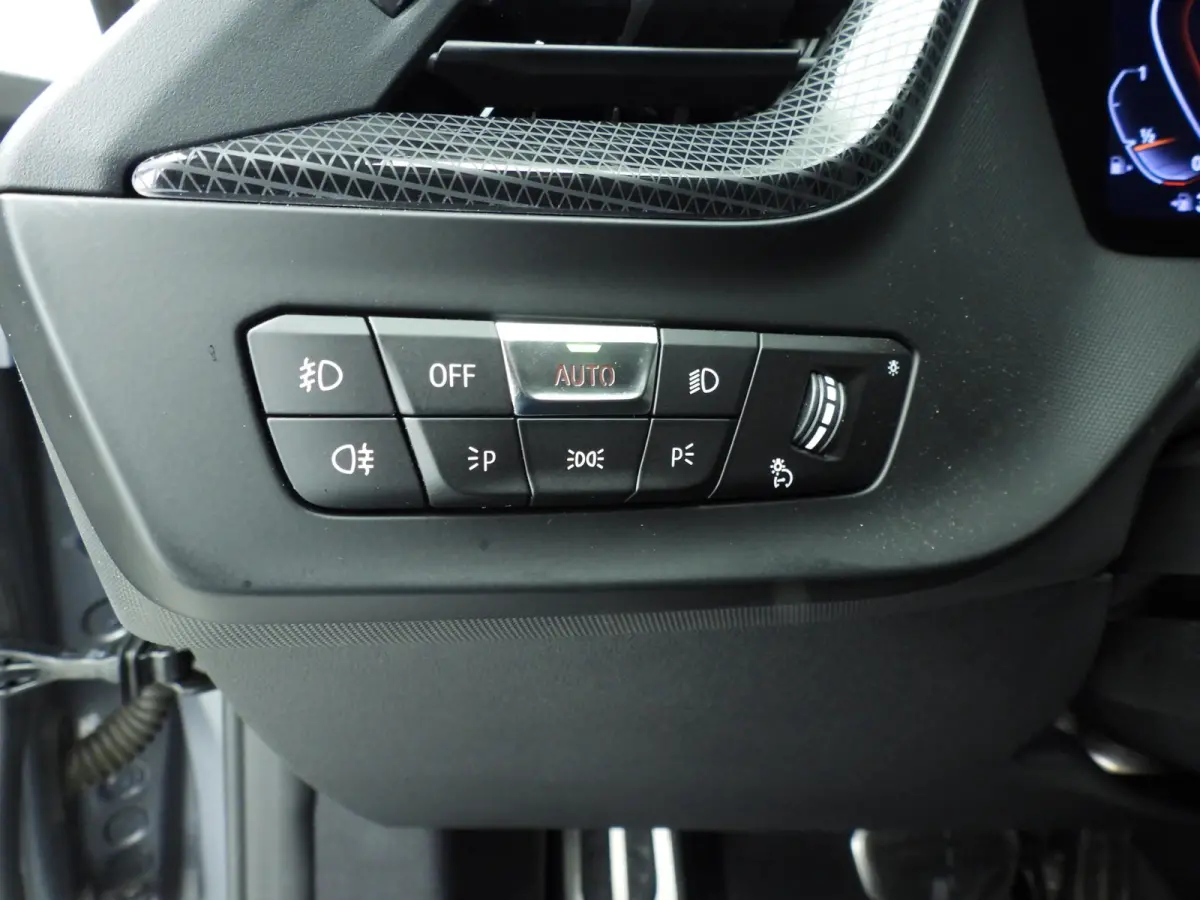 218i | M-Sportpakket | LED | HUD | Panoramadak | Sportstoelen | Stoelverwarming | DAB | Hifi speakers | Alu 18 inch