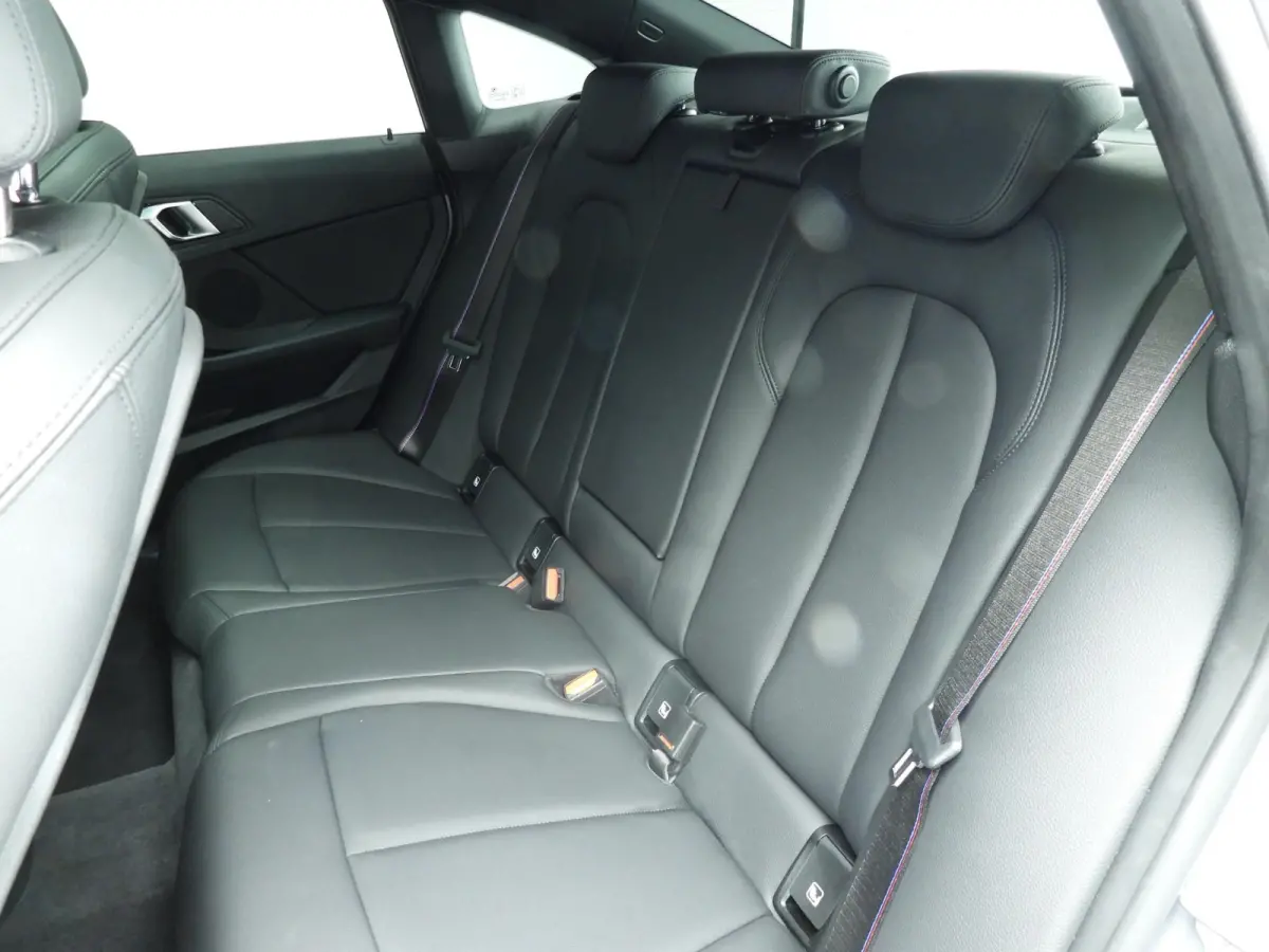 218i | M-Sportpakket | LED | HUD | Panoramadak | Sportstoelen | Stoelverwarming | DAB | Hifi speakers | Alu 18 inch