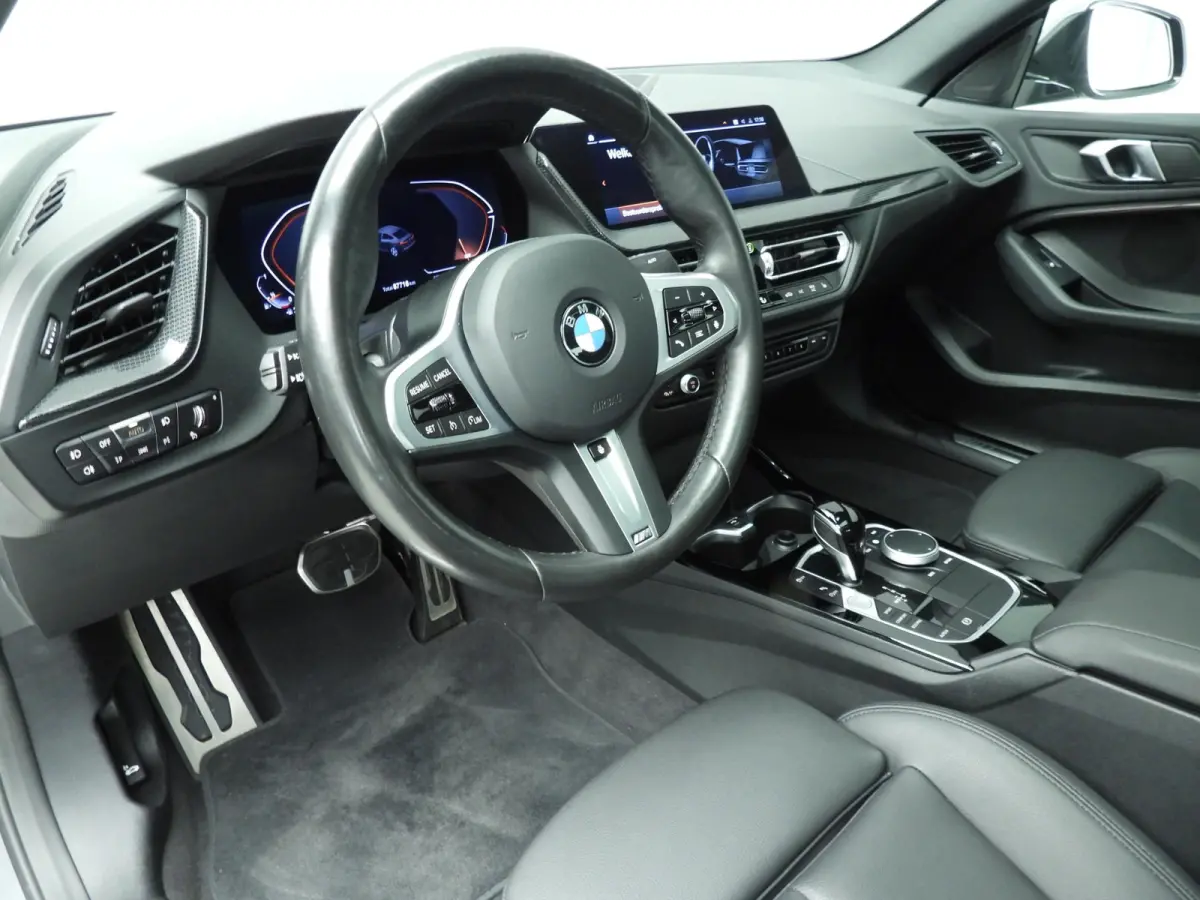 218i | M-Sportpakket | LED | HUD | Panoramadak | Sportstoelen | Stoelverwarming | DAB | Hifi speakers | Alu 18 inch
