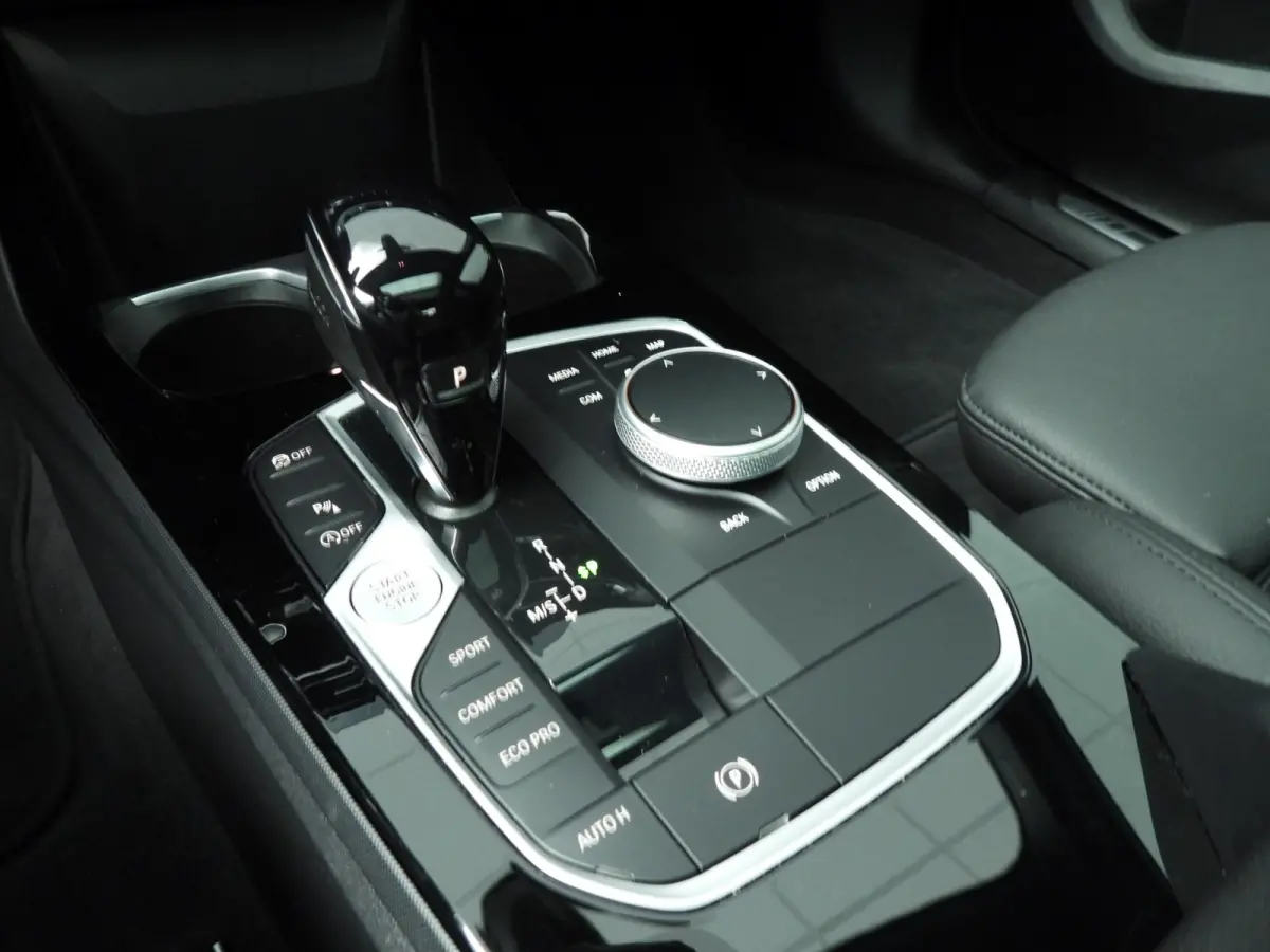218i | M-Sportpakket | LED | HUD | Panoramadak | Sportstoelen | Stoelverwarming | DAB | Hifi speakers | Alu 18 inch