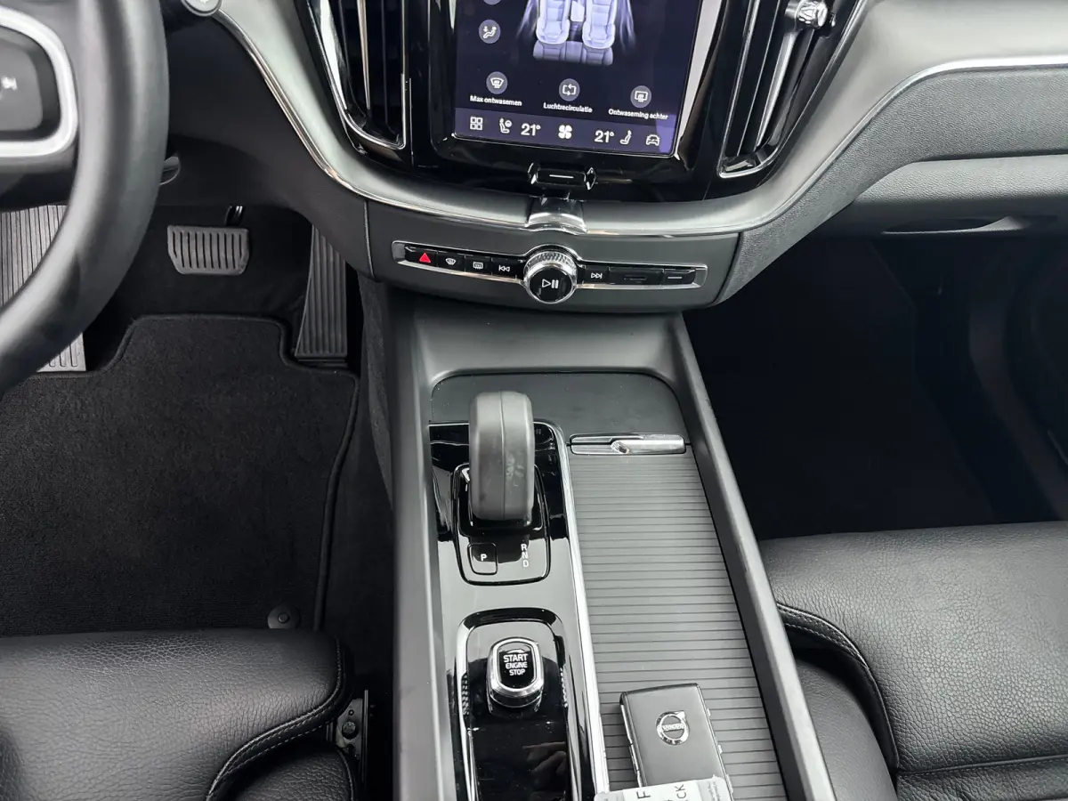B5 Momentum Business | 18" | Leder | Stoel/Stuur/Achterbankverwarming | Elektr. verst. Stoelen | Parkeercamera | Adaptieve Cruise