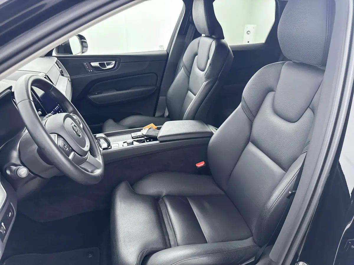 B5 Momentum Business | 18" | Leder | Stoel/Stuur/Achterbankverwarming | Elektr. verst. Stoelen | Parkeercamera | Adaptieve Cruise