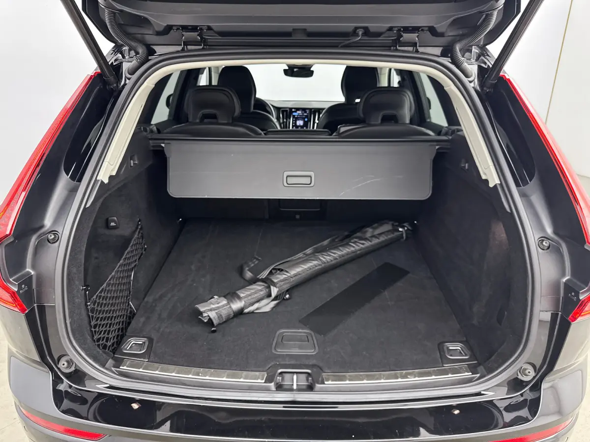B5 Momentum Business | 18" | Leder | Stoel/Stuur/Achterbankverwarming | Elektr. verst. Stoelen | Parkeercamera | Adaptieve Cruise