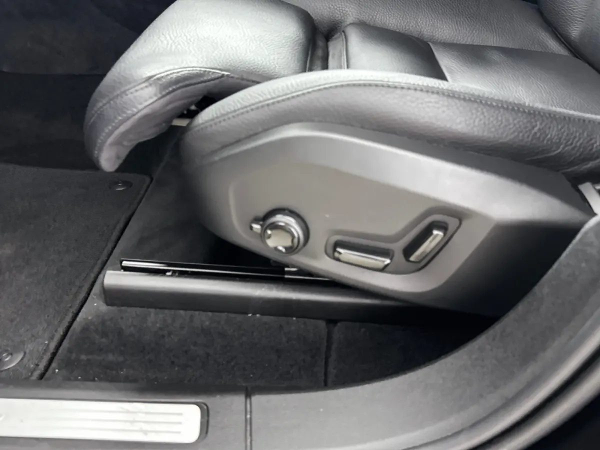 B5 Momentum Business | 18" | Leder | Stoel/Stuur/Achterbankverwarming | Elektr. verst. Stoelen | Parkeercamera | Adaptieve Cruise