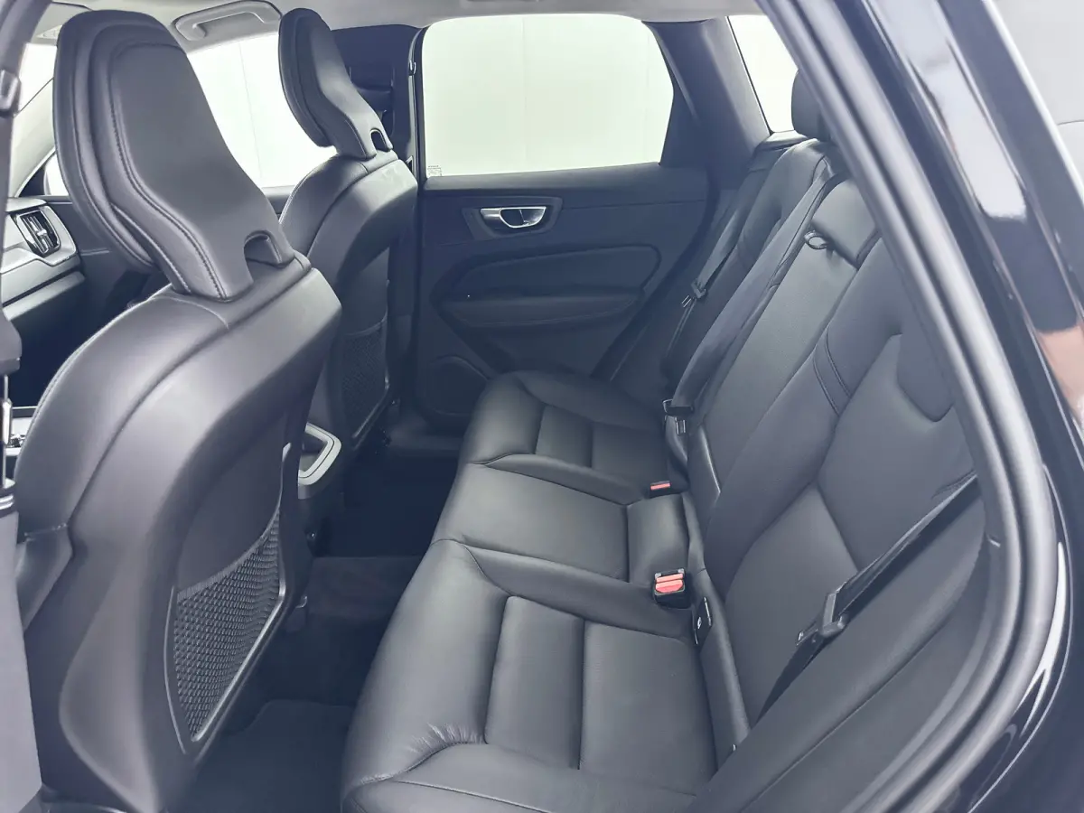 B5 Momentum Business | 18" | Leder | Stoel/Stuur/Achterbankverwarming | Elektr. verst. Stoelen | Parkeercamera | Adaptieve Cruise