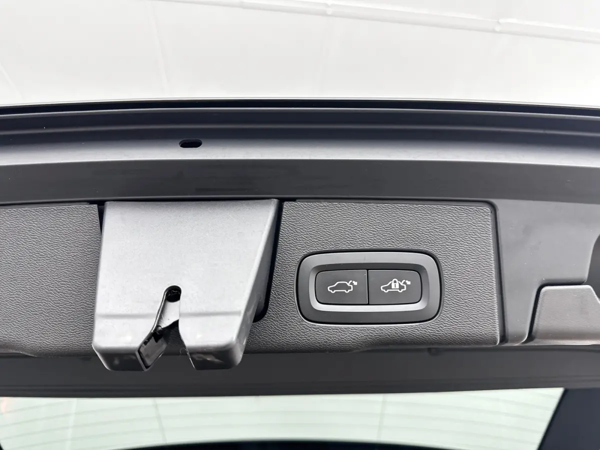 B5 Momentum Business | 18" | Leder | Stoel/Stuur/Achterbankverwarming | Elektr. verst. Stoelen | Parkeercamera | Adaptieve Cruise