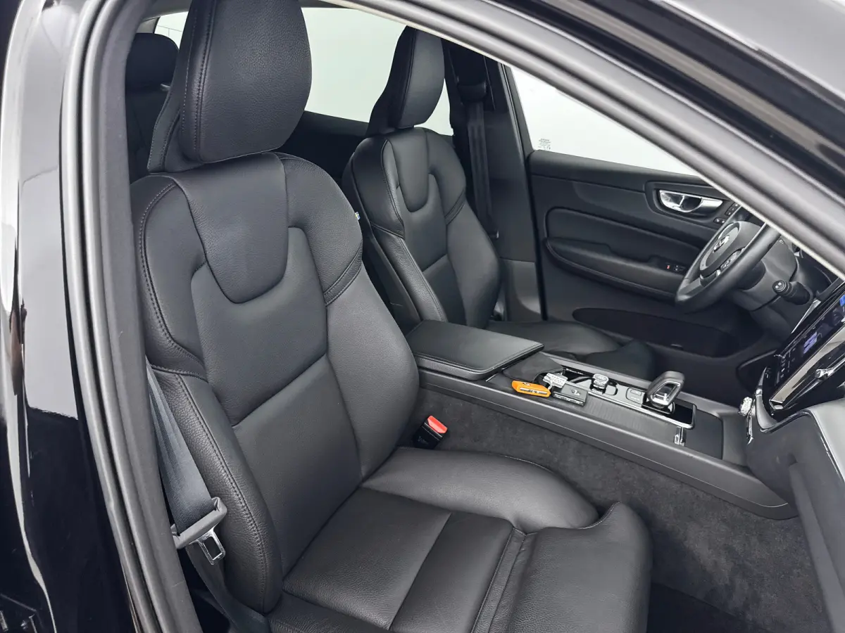 B5 Momentum Business | 18" | Leder | Stoel/Stuur/Achterbankverwarming | Elektr. verst. Stoelen | Parkeercamera | Adaptieve Cruise