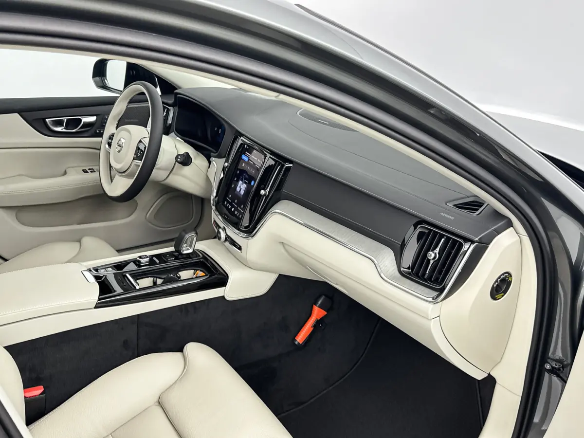 T6 Recharge Ultra Dark | 19" | Harman Kardon | Panoramadak | Head-Up | Full LED | 360 Camera | Elektr. verst. Stoelen | Stoel/Stuur/Achterbankverwarming | Adaptieve Cruise | BLIS