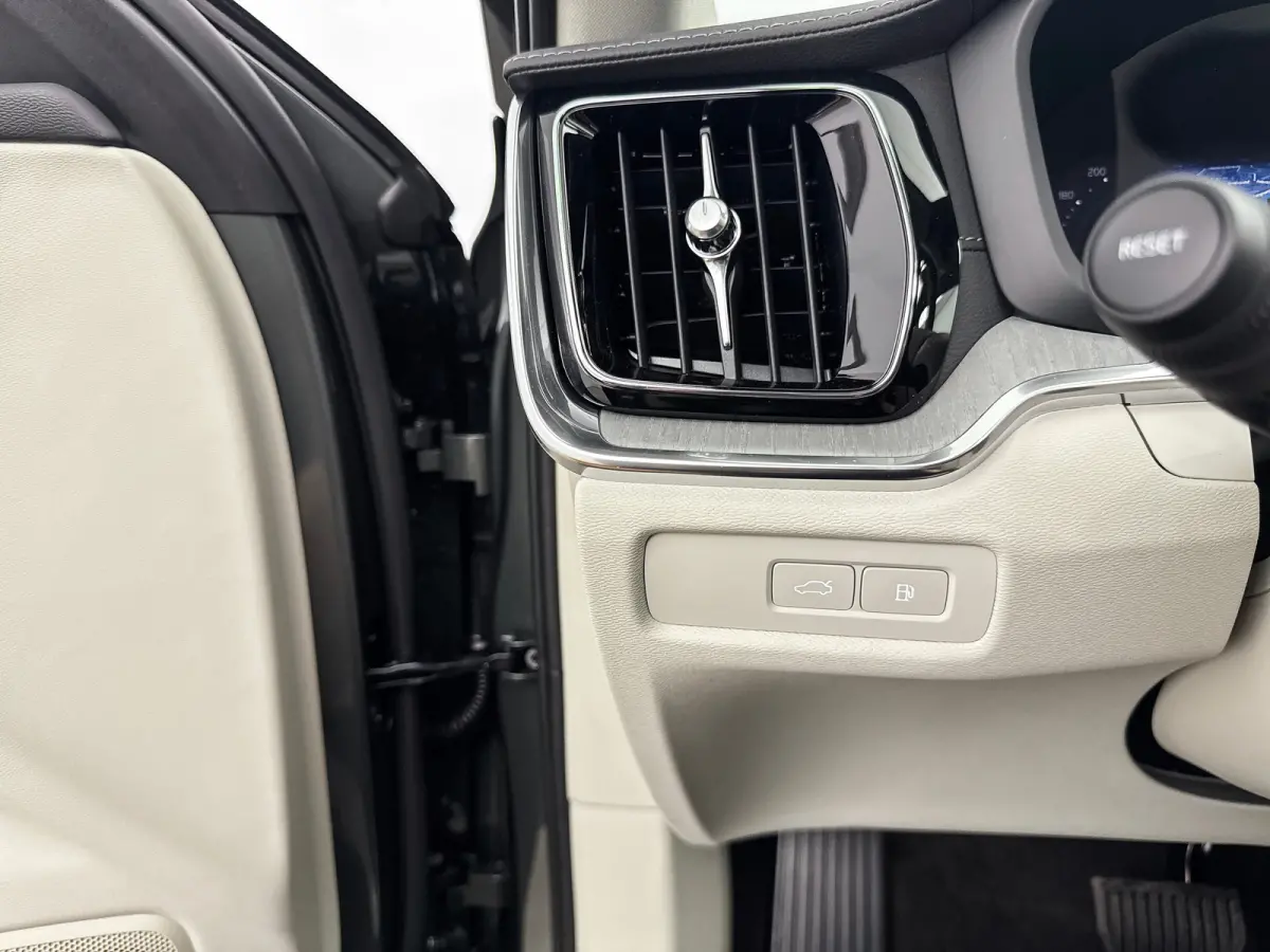 T6 Recharge Ultra Dark | 19" | Harman Kardon | Panoramadak | Head-Up | Full LED | 360 Camera | Elektr. verst. Stoelen | Stoel/Stuur/Achterbankverwarming | Adaptieve Cruise | BLIS