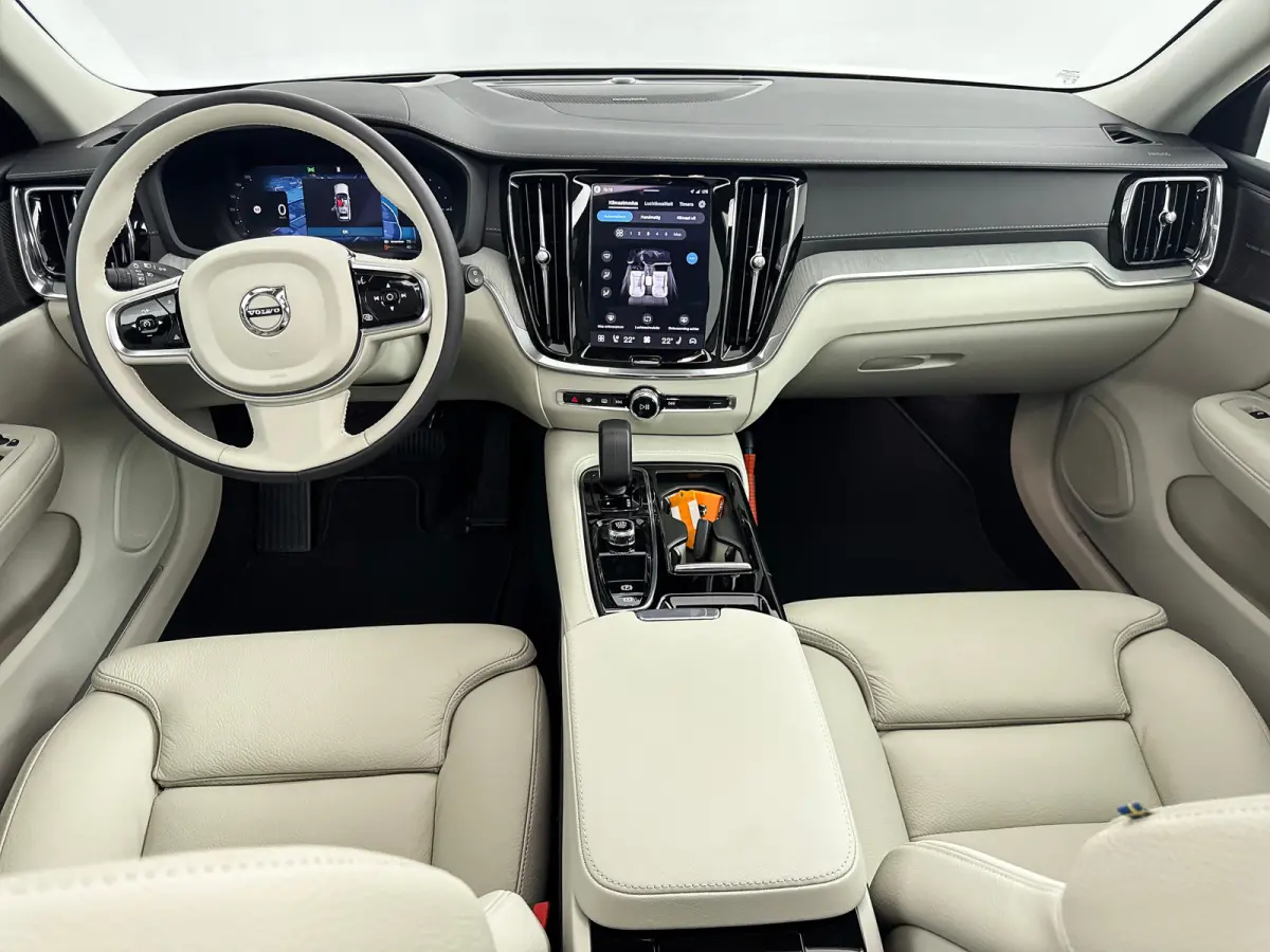 T6 Recharge Ultra Dark | 19" | Harman Kardon | Panoramadak | Head-Up | Full LED | 360 Camera | Elektr. verst. Stoelen | Stoel/Stuur/Achterbankverwarming | Adaptieve Cruise | BLIS
