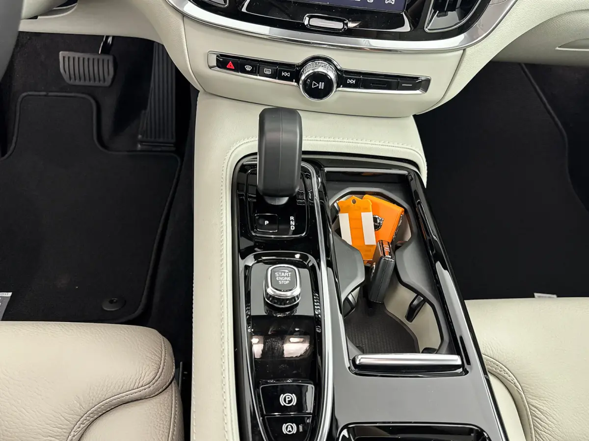 T6 Recharge Ultra Dark | 19" | Harman Kardon | Panoramadak | Head-Up | Full LED | 360 Camera | Elektr. verst. Stoelen | Stoel/Stuur/Achterbankverwarming | Adaptieve Cruise | BLIS